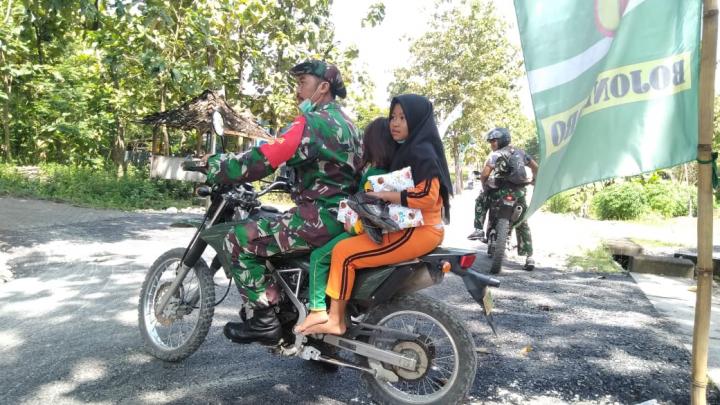  Komandan SKK Satgas TMMD 110 Bojonegoro, Ajak Seorang Anak Naik Motor Saat Cek Lokasi Kegiatan